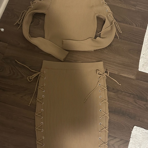 New Look Two-Piece Beautiful Tan Skirt Set - Picture 2 of 2